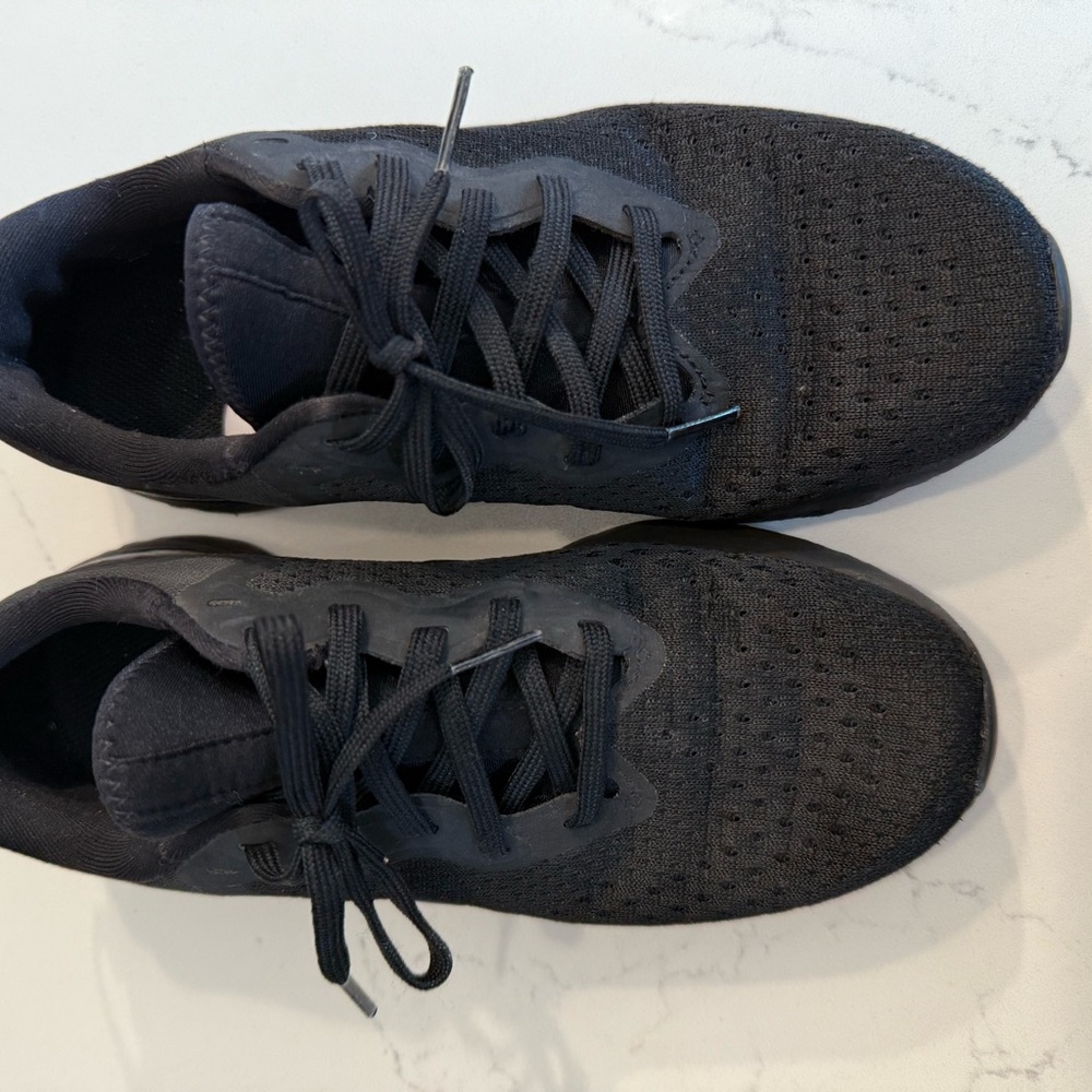 Nike Black Sneakers Sleek Design Everyday Wear